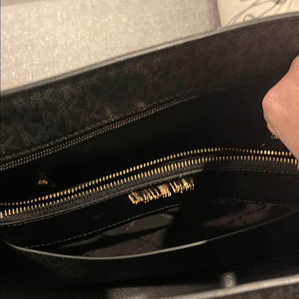 Michael Kors Large Maisie 2/1 Black Signature Tote. With logo snapin clutch NWOT - Picture 8 of 11